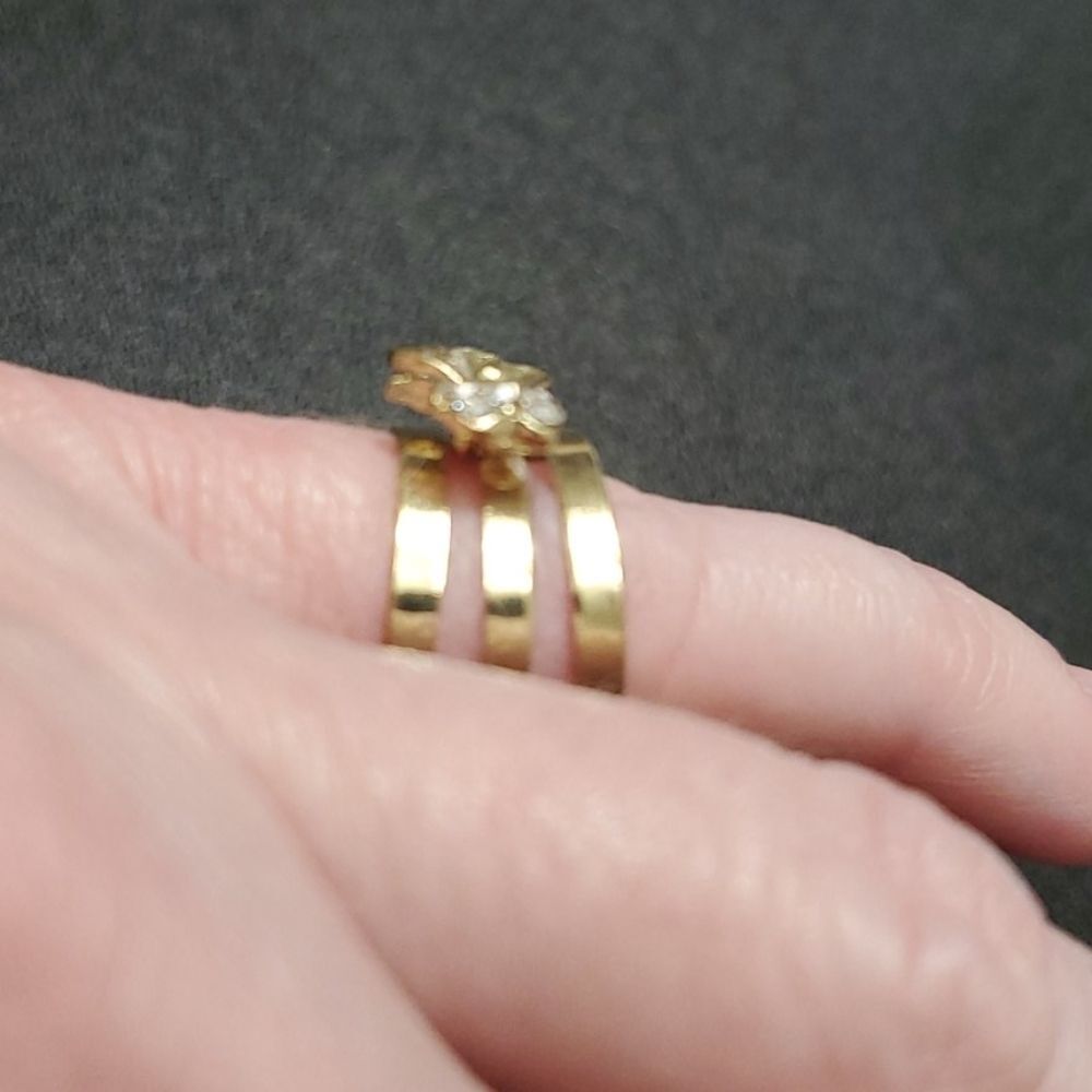 Gold tone bow ring adjustable - Picture 3 of 10